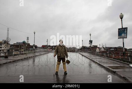 Bildnummer : 59352238 Datum : 14.03.2013 Copyright : imago/Xinhua (130314) -- SRINAGAR, 14 mars 2013 (Xinhua) -- un policier indien monte la garde près d'une barricade de barbelés sur une route pendant le couvre-feu à Srinagar, la capitale estivale du Cachemire contrôlé par l'Inde, le 14 mars 2013. Les autorités du Cachemire contrôlé par l'Inde ont imposé jeudi un couvre-feu dans plusieurs parties du Cachemire contrôlé par l'Inde, suite au meurtre d'un jeune dans des tirs de l'armée indienne mercredi. (Xinhua/Javed Dar) CACHEMIRE-SRINAGAR-COUVRE-FEU PUBLICATIONxNOTxINxCHN Gesellschaft Paramilitär Militär Soldat Grenze Bewachung Patroullie x0x Banque D'Images