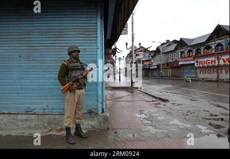 Bildnummer : 59352237 Datum : 14.03.2013 Copyright : imago/Xinhua (130314) -- SRINAGAR, 14 mars 2013 (Xinhua) -- un soldat paramilitaire indien monte la garde dans un marché fermé pendant le couvre-feu à Srinagar, la capitale estivale du Cachemire contrôlé par l'Inde, le 14 mars 2013. Les autorités du Cachemire contrôlé par l'Inde ont imposé jeudi un couvre-feu dans plusieurs parties du Cachemire contrôlé par l'Inde, suite au meurtre d'un jeune dans des tirs de l'armée indienne mercredi. (Xinhua/Javed Dar) (dzl) CACHEMIRE-SRINAGAR-COUVRE-FEU PUBLICATIONxNOTxINxCHN Gesellschaft Paramilitär Militär Soldat Grenze Bewachung Patroullie x0x xdd Banque D'Images