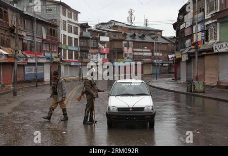 Bildnummer : 59352239 Datum : 14.03.2013 Copyright : imago/Xinhua (130314) -- SRINAGAR, 14 mars 2013 (Xinhua) -- un soldat paramilitaire indien arrête une voiture dans un marché fermé pendant le couvre-feu à Srinagar, la capitale estivale du Cachemire contrôlé par l'Inde, le 14 mars 2013. Les autorités du Cachemire contrôlé par l'Inde ont imposé jeudi un couvre-feu dans plusieurs parties du Cachemire contrôlé par l'Inde, suite au meurtre d'un jeune dans des tirs de l'armée indienne mercredi. (Xinhua/Javed Dar) (dzl) CACHEMIRE-SRINAGAR-COUVRE-FEU PUBLICATIONxNOTxINxCHN Gesellschaft Paramilitär Militär Soldat Grenze Bewachung Patroullie x0x xdd Banque D'Images