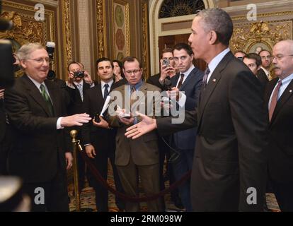 Bildnummer : 59354732 Datum : 15.03.2013 Copyright : imago/Xinhua (130314) -- WASHINGTON D.C., 14 mars 2013 (Xinhua) -- le président américain Barack Obama (à droite) tend la main au leader républicain de la minorité sénatoriale Mitch McConnell avant une réunion avec les républicains sénatoriaux sur Capitole à Washington D.C., capitale des États-Unis, le 14 mars 2013. (Xinhua/Zhang Jun) US-WASHINGTON-POLITICS-CONGRESS-OBAMA PUBLICATIONxNOTxINxCHN Politik People USA premiumd x0x xac 2013 quer 59354732 Date 15 03 2013 Copyright Imago XINHUA Washington D C Mars 14 2013 XINHUA U Président Barack OB Banque D'Images