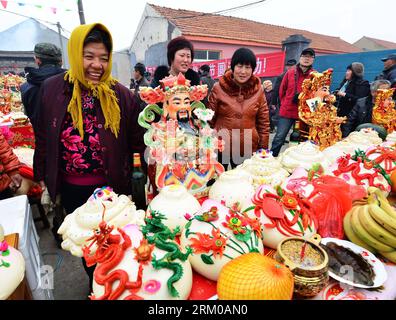 Bildnummer : 59360093 Datum : 16.03.2013 Copyright : imago/Xinhua (130316) -- QINGDAO, 16 mars 2013 (Xinhua) -- assistez au rituel de la mer de Tianheng 2013 à Jimo de Qingdao, province du Shandong dans l'est de la Chine, le 16 mars 2013. Le rituel de la mer de Tianheng est observé par les pêcheurs de la ville de Tianheng à Jimo depuis plus de cinq siècles. Le rituel a lieu chaque année autour de Guyu, le sixième des 24 termes solaires, lorsque les pêcheurs se préparent pour la nouvelle saison de pêche. Pendant l'événement, les pêcheurs locaux présenteraient des offres à la mer et prieraient pour une participation prolifique aux activités de pêche à venir. (Xinhua/Ning Banque D'Images