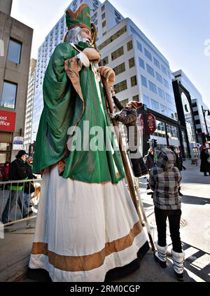 Bildnummer : 59366500 Datum : 17.03.2013 Copyright : imago/Xinhua (130317) -- MONTRÉAL, le 17 mars 2013 (Xinhua) -- un membre du personnel met la touche finale à l'effigie géante de Saint Patrick druant la rue annuelle Célébration de la fête de Patrick à Montréal, Québec, Canada, le 17 mars 2013. Malgré le froid amer, on estime que 250 000 Montréalais ont bordé les rues de la ville pour assister à plus de 100 organisations qui ont pris part à l’événement avec des chars et des spectacles pour le défilé. (Xinhua/Andrew Soong) CANADA-MONTRÉAL-ST PATRICK S DAY-PARADE PUBLICATIONxNOTxINxCHN Gesellschaft Kultur Tradition Banque D'Images