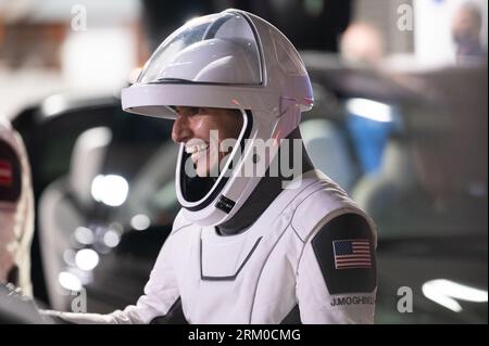 Cape Canaveral (États-Unis d ' Amérique). 26 août 2023. L’astronaute de la NASA Jasmin Moghbeli rejoint ses collègues de Crew-7 alors qu’ils quittent le bâtiment Neil Armstrong Operations and Checkout pour monter à bord du vaisseau spatial SpaceX Dragon pour le lancement de la mission Crew-7 au Kennedy Space Center, le 26 août 2023 à Cape Canaveral, en Floride. Crédit : Joel Kowsky/NASA/Alamy Live News Banque D'Images