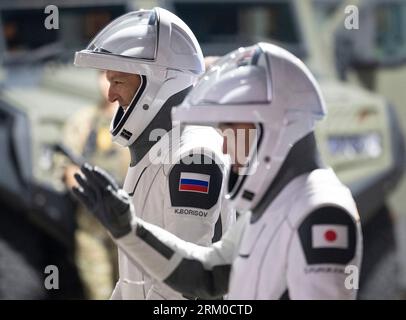 Cape Canaveral (États-Unis d ' Amérique). 26 août 2023. Roscosmos cosmonaute Konstantin Borisov, à gauche, et l’astronaute de la JAXA Satoshi Furukawa, à droite, fait signe à ses proches alors qu’ils rejoignent ses collègues de Crew-7 au départ du Neil Armstrong Operations and Checkout Building pour monter à bord du vaisseau spatial SpaceX Dragon pour le lancement de la mission Crew-7 au Kennedy Space Center, le 26 août 2023 à Cape Canaveral, en Floride. Crédit : Joel Kowsky/NASA/Alamy Live News Banque D'Images