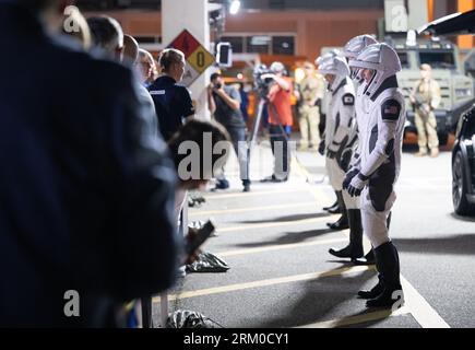 Cape Canaveral (États-Unis d ' Amérique). 26 août 2023. L’astronaute de la NASA Jasmin Moghbeli, à droite, rejoint ses collègues de Crew-7 alors qu’ils quittent le Neil Armstrong Operations and Checkout Building pour monter à bord du vaisseau spatial SpaceX Dragon pour le lancement de la mission Crew-7 au Kennedy Space Center, le 26 août 2023 à Cape Canaveral, en Floride. Crédit : Joel Kowsky/NASA/Alamy Live News Banque D'Images