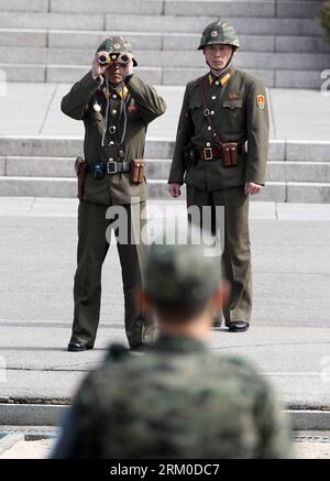 Bildnummer: 59373420  Datum: 19.03.2013  Copyright: imago/Xinhua (130319) -- PAJU, March 19, 2013 (Xinhua) -- Soldiers (rear) of the Democratic People s Republic of Korea (DPRK) stands guard at the truce village of Panmunjom in the demilitarized zone (DMZ) in Paju, South Korea, March 19, 2013. The annual joint military exercises of South Korea and the United States is scheduled to run from March 11 to March 21. (Xinhua/Park Jin-hee) SOUTH KOREA-PAJU-DPRK-SOLDIERS PUBLICATIONxNOTxINxCHN Gesellschaft Politik Militär Grenze Fotostory Grenzgebiet Nordkorea Südkorea Bewachung Militärpolizei x0x xac Banque D'Images