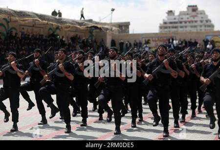 Bildnummer : 59373788 Datum : 19.03.2013 Copyright : imago/Xinhua (130319) -- GAZA, 19 mars 2013 (Xinhua) -- des policiers palestiniens montrent leurs compétences lors de la cérémonie de remise des diplômes à l'académie de police de Gaza, le 19 mars 2013. (Xinhua/Wissam Nassar) (ybg) MIDEAST-GAZA-OFFICIERS-GRADUATION PUBLICATIONxNOTxINxCHN Gesellschaft Polizeischule Schule Polizei Abschlussfeier Feier Absolvent x0x xgw 2013 quer 59373788 Date 19 03 2013 Copyright Imago XINHUA Gaza Mars 19 2013 des policiers PALESTINIENS XINHUA montrent LEURS COMPÉTENCES lors de la cérémonie de remise des diplômes À l'Académie de police Banque D'Images