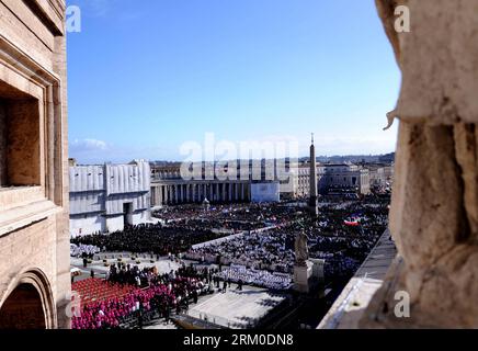 Bildnummer: 59374050  Datum: 19.03.2013  Copyright: imago/Xinhua (130319) -- TOKYO, March 19, 2013 (Xinhua) -- gather at St. Peter s Square to attend the inauguration mass of Pope Francis in Vatican City on March 19, 2013. The inauguration mass for Pope Francis was held in Vatican City on Tuesday in the presence of more than 130 international delegations to mark the start of his papacy. (Xinhua/Xu Nizhi) (djj) VATICAN-POPE-INAUGURATION MASS PUBLICATIONxNOTxINxCHN People Gesellschaft Papst Franziskus I 1 Amtseinführung Messe Gottesdienst xjh x0x premiumd 2013 quer      59374050 Date 19 03 2013 Stock Photo