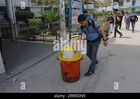 Bildnummer : 59374026 Datum : 19.03.2013 Copyright : imago/Xinhua (130319) -- GAZA, 19 mars 2013 (Xinhua) -- un étudiant palestinien jette des ordures dans une poubelle dans une école de l'UNRWA (Office de secours et de travaux des Nations Unies) dans la ville de Khan Yonis, dans le sud de la bande de Gaza, le 19 mars 2013. Les étudiants palestiniens ont conçu une poubelle parlante qui est capable de remercier les étudiants pour la propreté. (Xinhua/Khaled Omar) (msq) MIDEAST-GAZA-TALKING DUSTBIN PUBLICATIONxNOTxINxCHN Gesellschaft Müll Mülleimer xjh x0x 2013 quer 59374026 Date 19 03 2013 Copyright Imago XINHUA Gaza Mars 19 2013 XINHUA un PALESTINIEN Banque D'Images