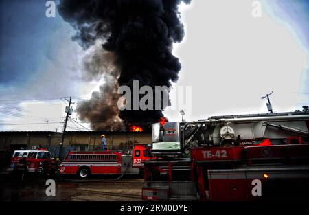 Bildnummer : 59379179 Datum : 19.03.2013 Copyright : imago/Xinhua GUAYAQUIL, le 19 mars 2013 - une fumée intense s'élève sur les lieux d'un incendie dans une usine de plastique à Guayaquil, Équateur, le 19 mars 2013. Environ 500 pompiers ont tenté d'éteindre l'incendie de deux caves de vinification en plastique dans la zone industrielle de Guayaquil. Aucune victime n ' a été signalée. (Xinhua/Str) (da) (sp) (syq) ECUADOR-GUAYAQUIL-FIRE PUBLICATIONxNOTxINxCHN Gesellschaft Feuer Brand Feuerwehr x0x xdd premiumd 2013 quer 59379179 Date 19 03 2013 Copyright Imago XINHUA Guayaquil Mars 19 2013 une fumée lourde monte SUR la scène d'un incendie dans un PL Banque D'Images