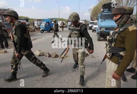 Bildnummer : 59400699 Datum : 21.03.2013 Copyright : imago/Xinhua (130321) -- SRINAGAR, 21 mars 2013 (Xinhua) -- les gardes-frontières indiens arrivent sur le site d'une attaque militante à Srinagar, capitale estivale du Cachemire contrôlé par l'Inde, le 21 mars 2013. Au moins trois gardes-frontières de la Force indienne de sécurité des frontières (BSF) ont été blessés jeudi après que des hommes armés ont tendu une embuscade à leur convoi dans le Cachemire contrôlé par l Inde, a déclaré la police. (Xinhua/Javed Dar)(zcc) CACHEMIRE-SRINAGAR-GARDES-FRONTIÈRES-ATTAQUE PUBLICATIONxNOTxINxCHN Gesellschaft Politik Terror Anschlag Terroranschlag Hinterhalt Schießerei Militär x0x xdd premiumd Banque D'Images