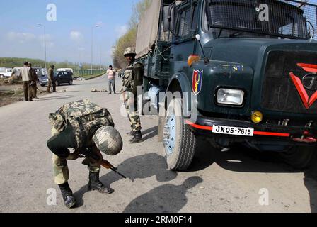 Bildnummer : 59400701 Datum : 21.03.2013 Copyright : imago/Xinhua (130321) -- SRINAGAR, 21 mars 2013 (Xinhua) -- un garde-frontière indien inspecte un camion attaqué par des militants à Srinagar, capitale estivale du Cachemire contrôlé par l'Inde, le 21 mars 2013. Au moins trois gardes-frontières de la Force indienne de sécurité des frontières (BSF) ont été blessés jeudi après que des hommes armés ont tendu une embuscade à leur convoi dans le Cachemire contrôlé par l Inde, a déclaré la police. (Xinhua/Javed Dar)(zcc) CACHEMIRE-SRINAGAR-GARDES-FRONTIÈRES-ATTAQUE PUBLICATIONxNOTxINxCHN Gesellschaft Politik Terror Anschlag Terroranschlag Hinterhalt Schießerei Militär x0x xdd premium Banque D'Images