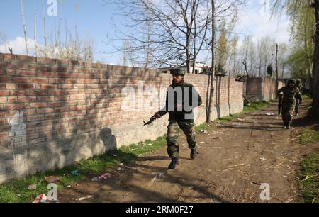 Bildnummer : 59400703 Datum : 21.03.2013 Copyright : imago/Xinhua (130321) -- SRINAGAR, 21 mars 2013 (Xinhua) -- des paresseux de l'armée indienne courent sur le lieu d'une attaque militante à Srinagar, capitale estivale du Cachemire contrôlé par l'Inde, le 21 mars 2013. Au moins trois gardes-frontières de la Force indienne de sécurité des frontières (BSF) ont été blessés jeudi après que des hommes armés ont tendu une embuscade à leur convoi dans le Cachemire contrôlé par l Inde, a déclaré la police. (Xinhua/Javed Dar)(zcc) CACHEMIRE-SRINAGAR-GARDES-FRONTIÈRES-ATTAQUE PUBLICATIONxNOTxINxCHN Gesellschaft Politik Terror Anschlag Terroranschlag Hinterhalt Schießerei Militär x0x xdd premiumd 2013 Banque D'Images