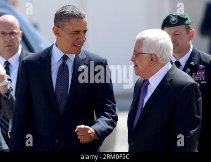 Bildnummer : 59400781 Datum : 21.03.2013 Copyright : imago/Xinhua (130321)-- RAMALLAH, 21 mars 2013 (Xinhua) -- le président palestinien Mahmoud Abbas (à droite) marche avec son homologue américain Barack Obama (à gauche) à son arrivée dans la ville de Ramallah en Cisjordanie le 21 mars 2013. Obama est arrivé mercredi à tel Aviv en Israël pour commencer sa tournée Mideast. Obama passera trois jours en Israël, dans les territoires palestiniens et en Jordanie. (Xinhua/POOL/Fadi Arouri) MIDEAST-RAMALLAH-OBAMA-VISIT PUBLICATIONxNOTxINxCHN People Politik USA Palästina premiumd x0x xmb 2013 quer 59400781 Date 21 03 2013 Copyright IM Banque D'Images