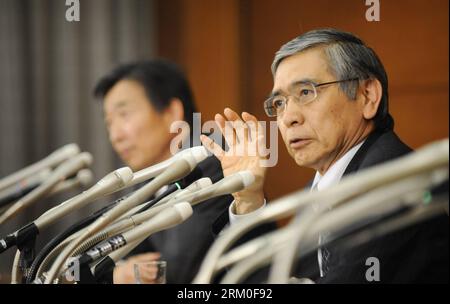 Bildnummer : 59400922 Datum : 21.03.2013 Copyright : imago/Xinhua (130321) -- TOKYO, 21 mars 2013 (Xinhua) -- Haruhiko Kuroda, nouveau gouverneur de la Banque du Japon (BOJ), prononce une conférence de presse au siège de la BOJ à Tokyo, Japon, le 21 mars 2013. Haruhiko Kuroda a réitéré jeudi son engagement à étendre l'assouplissement monétaire et à atteindre un objectif d'inflation de 2 pour cent en deux ans. (Xinhua/Kenichiro Seki) (zjl) JAPAN-TOKYO-BOJ-PRESS CONFERENCE PUBLICATIONxNOTxINxCHN Wirtschaft People PK x0x xub 2013 quer premiumd 59400922 Date 21 03 2013 Copyright Imago XINHUA Tokyo Mars 21 2013 XINHUA Banque D'Images