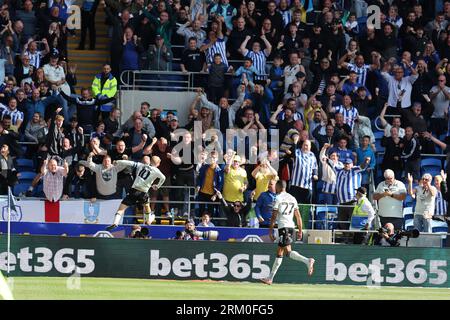 Cardiff, Royaume-Uni. 26 août 2023. Barry Bannan de Sheffield Wednesday célèbre les fans de Sheffield Wed après avoir marqué le 1e but de son équipe. Match de championnat EFL Skybet, Cardiff City - Sheffield mercredi au Cardiff City Stadium à Cardiff, pays de Galles, le samedi 26 août 2023. Cette image ne peut être utilisée qu'à des fins éditoriales. Usage éditorial uniquement, photo par Andrew Orchard/Andrew Orchard photographie sportive/Alamy Live News crédit : Andrew Orchard photographie sportive/Alamy Live News Banque D'Images