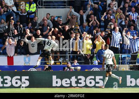 Cardiff, Royaume-Uni. 26 août 2023. Barry Bannan de Sheffield Wednesday célèbre les fans de Sheffield Wed après avoir marqué le 1e but de son équipe. Match de championnat EFL Skybet, Cardiff City - Sheffield mercredi au Cardiff City Stadium à Cardiff, pays de Galles, le samedi 26 août 2023. Cette image ne peut être utilisée qu'à des fins éditoriales. Usage éditorial uniquement, photo par Andrew Orchard/Andrew Orchard photographie sportive/Alamy Live News crédit : Andrew Orchard photographie sportive/Alamy Live News Banque D'Images