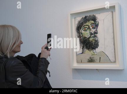Bildnummer : 59411288 Datum : 22.03.2013 Copyright : imago/Xinhua (130322) -- ZAGREB, 22 mars 2013 (Xinhua) -- Un visiteur prend une photo de la tête d'un Bearded Man de Pablo Picasso exposée à Zagreb, capitale de la Croatie, le 22 mars 2013. Une exposition des œuvres de Picasso sera inaugurée à Zagreb du samedi au 7 juillet 2013. (Xinhua/Miso Lisanin) CROATIE-ZAGREB-PICASSO EXPOSITION PUBLICATIONxNOTxINxCHN xcb x0x 2013 quer 59411288 Date 22 03 2013 Copyright Imago XINHUA Zagreb Mars 22 2013 XINHUA un visiteur prend une photo de la tête d'un homme barbu de Pablo Picasso exposée à Zagreb Capi Banque D'Images