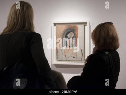 Bildnummer : 59411289 Datum : 22.03.2013 Copyright : imago/Xinhua (130322) -- ZAGREB, 22 mars 2013 (Xinhua) -- les visiteurs regardent un tableau de Pablo Picasso exposé à Zagreb, capitale de la Croatie, le 22 mars 2013. Une exposition des œuvres de Picasso sera inaugurée à Zagreb du samedi au 7 juillet 2013. (Xinhua/Miso Lisanin) CROATIE-ZAGREB-PICASSO EXPOSITION PUBLICATIONxNOTxINxCHN xcb x0x 2013 quer 59411289 Date 22 03 2013 Copyright Imago XINHUA Zagreb Mars 22 2013 XINHUA visiteurs regarder une peinture de Pablo Picasso exposée à Zagreb capitale de la Croatie Mars 22 2013 à l'exposition de Pica Banque D'Images
