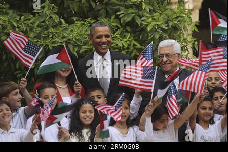 Bildnummer : 59411435 Datum : 22.03.2013 Copyright : imago/Xinhua (130322) -- BETHLÉEM, 22 mars 2013 (Xinhua) -- le président américain Barack Obama (C) et le président palestinien Mahmoud Abbas (R) rencontrent des enfants palestiniens lors de la visite d'Obama à l'église de la Nativité dans la ville de Bethléem en Cisjordanie, le 22 mars 2013. (Xinhua/Atef Safadi) MIDEAST-BETHLEHEM-US-OBAMA-ABBAS PUBLICATIONxNOTxINxCHN Politk People Palästina xas x0x 2013 quer premiumd 59411435 Date 22 03 2013 Copyright Imago XINHUA Bethlehem Mars 22 2013 XINHUA Président américain Barack Obama C et Président PALESTINIEN Mahmoud Abbas Banque D'Images