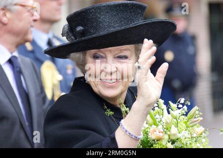 Bildnummer : 59413462 Datum : 22.03.2013 Copyright : imago/Xinhua (130323) -- HAARLEM, 22 mars 2013 (Xinhua) -- la reine néerlandaise Beatrix fait signe à la foule lorsqu'elle visite l'exposition Eye to Eye avec Rembrandt, Rubens et Titien au Musée Frans Hals à Haarlem, dans l'ouest des pays-Bas, le 22 mars 2013. La reine a annoncé son abdication il y a deux mois, et la démission du trône aura lieu le 30 avril.(Xinhua/Sylvia Lederer)(ctt) PAYS-BAS-HAARLEM-REINE PUBLICATIONxNOTxINxCHN People Entertainment Königshaus Adel Niederlande Porträt xdp x0x premiumd 2013 quer 59413462 Date 22 0 Banque D'Images