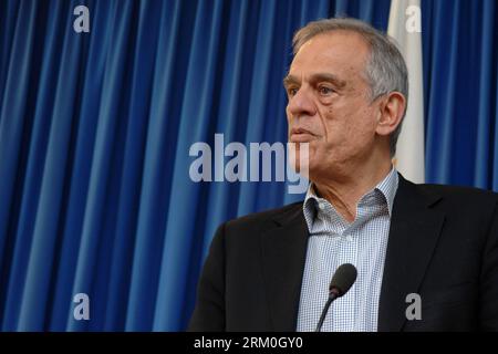Bildnummer : 59416601 Datum : 23.03.2013 Copyright : imago/Xinhua (130323) -- NICOSIE, 23 mars 2013 (Xinhua) -- le ministre chypriote des Finances Michalis Sarris informe les médias des progrès réalisés entre Chypre et la Troïka au ministère des Finances à Nicosie, Chypre, le 23 mars 2013. Les technocrates de la troïka représentant la Commission européenne, la Banque centrale européenne et le Fonds monétaire international étaient au ministère des Finances tôt samedi pour discuter des derniers détails du plan de sauvetage. (Xinhua) (djj) CYPRUS-NICOSIA-TROIKA PUBLICATIONxNOTxINxCHN People Politik x0x xsk 2013 quer premiumd 594166 Banque D'Images