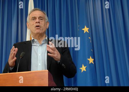 Bildnummer : 59416599 Datum : 23.03.2013 Copyright : imago/Xinhua (130323) -- NICOSIE, 23 mars 2013 (Xinhua) -- le ministre chypriote des Finances Michalis Sarris informe les médias des progrès réalisés entre Chypre et la Troïka au ministère des Finances à Nicosie, Chypre, le 23 mars 2013. Les technocrates de la troïka représentant la Commission européenne, la Banque centrale européenne et le Fonds monétaire international étaient au ministère des Finances tôt samedi pour discuter des derniers détails du plan de sauvetage. (Xinhua) (djj) CYPRUS-NICOSIA-TROIKA PUBLICATIONxNOTxINxCHN People Politik x0x xsk 2013 quer premiumd 594165 Banque D'Images