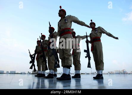 Bildnummer : 59416504 Datum : 23.03.2013 Copyright : imago/Xinhua (130323) -- KARACHI, 23 mars 2013 (Xinhua) -- des soldats pakistanais assistent à une cérémonie marquant la Journée du Pakistan au mausolée du fondateur du Pakistan Quaid-e-Azam Muhammad Ali Jinnah dans la ville portuaire pakistanaise de Karachi, le 23 mars 2013. La nation pakistanaise a célébré le 73e jour du Pakistan samedi à travers le pays avec zèle et zeste traditionnels pour commémorer le passage de la résolution en 1940 qui a conduit à la création du Pakistan. (Xinhua/Arshad) (djj) PAKISTAN-KARACHI-PAKISTAN DAY PUBLICATIONxNOTxINxCHN Gesellscha Banque D'Images