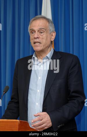 Bildnummer : 59416600 Datum : 23.03.2013 Copyright : imago/Xinhua (130323) -- NICOSIE, 23 mars 2013 (Xinhua) -- le ministre chypriote des Finances Michalis Sarris informe les médias des progrès réalisés entre Chypre et la Troïka au ministère des Finances à Nicosie, Chypre, le 23 mars 2013. Les technocrates de la troïka représentant la Commission européenne, la Banque centrale européenne et le Fonds monétaire international étaient au ministère des Finances tôt samedi pour discuter des derniers détails du plan de sauvetage. (Xinhua) (djj) CYPRUS-NICOSIA-TROIKA PUBLICATIONxNOTxINxCHN People Politik x0x xsk 2013 hoch premiumd 594166 Banque D'Images