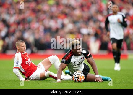Oleksandr Zinchenko d'Arsenal (à gauche) s'attaque à Adama Traore de Fulham lors du match de Premier League à l'Emirates Stadium de Londres. Date de la photo : Samedi 26 août 2023. Banque D'Images