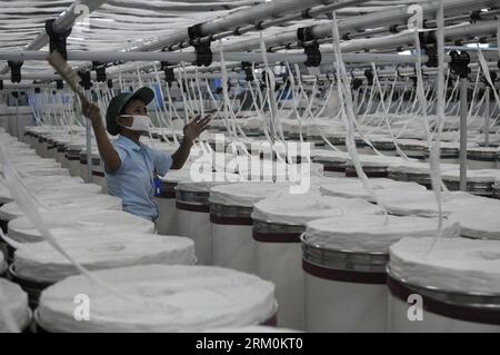 Bildnummer : 59449154 Datum : 27.03.2013 Copyright : imago/Xinhua (130327) -- JAKARTA, 27 mars 2013 (Xinhua) -- Une femme travaille à l'usine textile Sritex à Solo, province centrale de Java, Indonésie, le 27 mars 2013. Un haut fonctionnaire de l’Association indonésienne du textile (API) a déclaré le 30 janvier 2013 que le total des fonds investis dans l’industrie textile nationale atteindrait 1,5 billions de rupiah (environ 155 millions de dollars américains) en 2013. (Xinhua/Zulkarnain) (syq) INDONESIA-CENTRAL JAVA-TEXTILE-INVESTMENT PUBLICATIONxNOTxINxCHN Gesellschaft Arbeitswelten Textilindustrie xsp x0x 2013 quer 59449154 Date 27 03 Banque D'Images