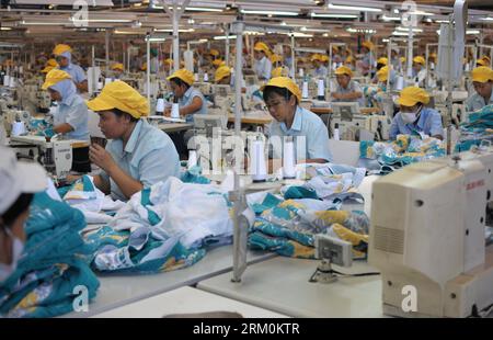 Bildnummer : 59449156 Datum : 27.03.2013 Copyright : imago/Xinhua (130327) -- JAKARTA, 27 mars 2013 (Xinhua) -- des femmes travaillent à l'usine textile de Sritex à Solo, province centrale de Java, Indonésie, le 27 mars 2013. Un haut fonctionnaire de l’Association indonésienne du textile (API) a déclaré le 30 janvier 2013 que le total des fonds investis dans l’industrie textile nationale atteindrait 1,5 billions de rupiah (environ 155 millions de dollars américains) en 2013. (Xinhua/Zulkarnain) (syq) INDONESIA-CENTRAL JAVA-TEXTILE-INVESTMENT PUBLICATIONxNOTxINxCHN Gesellschaft Arbeitswelten Textilindustrie xsp x0x 2013 quer Highlight 59449156 DAT Banque D'Images