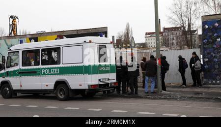 Bildnummer : 59451345 Datum : 27.03.2013 Copyright : imago/Xinhua BERLIN, mars 2013 - la police est en service devant la brèche ouverte d'une section de la galerie East Side qui vient d'être descendue, à Berlin, le 27 mars 2013. Des parties du mur de Berlin restant connu sous le nom de East Side Gallery ont été démolies lors d'une opération surprise à l'aube, laissant un vide de 6 mètres de large sur la East Gallery de 1,3 kilomètres de long pour faire place à la construction d'un condominium de luxe. Le projet de suppression de la Galerie de l'est a provoqué des manifestations de masse. (Xinhua/Pan Xu) ALLEMAGNE-BERLIN-EAST SIDE GALLERY-GAP-OUVERT Banque D'Images