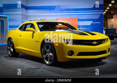 NEW YORK, le 2013 mars – Un coupé Camaro RS de Chevrolet est exposé lors de l'avant-première presse du salon international de l'auto de New York 2013 à New York, le 27 mars 2013. Le salon présente environ 1 000 véhicules et sera ouvert au public du 29 mars au 7 avril. Xinhua/Niu Xiaolei US-NEW YORK-AUTO SHOW-MUSCLE CAR PUBLICATIONxNOTxINxCHN Banque D'Images