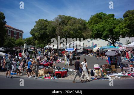 Vue de la Feira da Ladra, est un marché aux puces sur la place Campo de Santa Clara dans le quartier Alfama de Lisbonne (Portugal), depuis le 13e siècle Banque D'Images