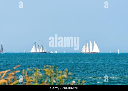 Les trois superyachts à mâts 'Adix' et 'Atlantic' naviguant sur le Solent sur une journée ensoleillée d'été Hampshire Angleterre Royaume-Uni Banque D'Images