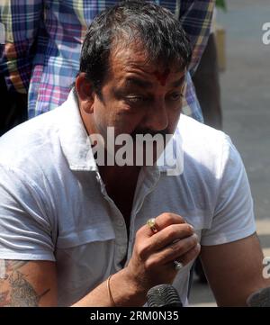 Bildnummer : 59457322 Datum : 28.03.2013 Copyright : imago/Xinhua (130329) -- MUMBAI, 29 mars 2013 (Xinhua) -- l'acteur indien de Bollywood Sanjay Dutt prend la parole lors d'une conférence de presse à sa résidence de Mumbai, en Inde, le 28 mars 2013. Dutt a déclaré qu'il n'avait pas demandé pardon pour une condamnation pour arme à feu de 1993 et qu'il purgerait sa peine de prison comme ordonné par la Cour suprême de l'Inde. Dutt a rompu son silence une semaine après que le tribunal l’a condamné à cinq ans de prison pour possession illégale d’armes fournies par des criminels de Mumbai liés à une attaque terroriste de 1993 qui a tué 257 personnes. (Xinhua/Stringer) INDE-MUMBAI- Banque D'Images