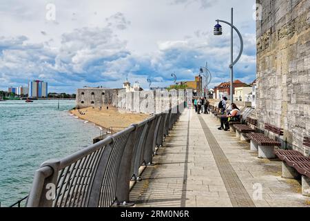 Les fortifications historiques et l'entrée du port de Portsmouth un jour d'été Hampshire Angleterre Royaume-Uni Banque D'Images