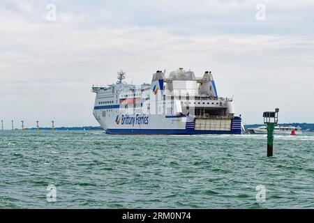 Le navire Brittany Ferries Mont St. Michel naviguant de Portsmouth à la France Hampshire Angleterre Royaume-Uni Banque D'Images