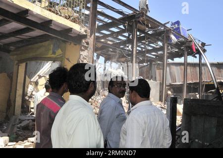 Bildnummer : 59458925 Datum : 29.03.2013 Copyright : imago/Xinhua (130329) -- MUMBAI, 29 mars 2013 (Xinhua) -- les habitants se rassemblent sur le site de l'explosion à Mumbai, Inde, le 29 mars 2013. Au moins cinq personnes ont été tuées et trois autres ont été blessées dans une explosion dans une petite unité industrielle à Mumbai vendredi, a déclaré un haut responsable de la police. (Xinhua/Wang Ping) (djj) INDIA-MUMBAI-FACTORY EXPLOSION PUBLICATIONxNOTxINxCHN x2x xkg 2013 quer premiumd o0 Gesellschaft Gebäude Rettungskräfte Suche 59458925 Date 29 03 2013 Copyright Imago XINHUA Mumbai Mars 29 2013 résidents locaux DE XINHUA Banque D'Images