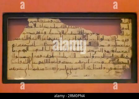 Holy Qu'ran écrit en script Madani. Hijaz (Makka ou Madina). 7th Century A.D. Sura Al Ma'ida versets 6 à 12 Banque D'Images