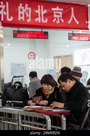 Bildnummer : 59464324 Datum : 01.04.2013 Copyright : imago/Xinhua (130401) -- PÉKIN, 1 avril 2013 (Xinhua) -- les citoyens paient des impôts pour les transactions de logement au sixième bureau des impôts du bureau local des impôts du district de Chaoyang le premier jour ouvrable après que le gouvernement de Pékin a annoncé des restrictions de propriété détaillées à Beijing, capitale de Pékin, le 1 avril 2013. Le gouvernement municipal de Pékin a énoncé le 30 mars des règles détaillées visant à refroidir le marché immobilier à la suite du nouveau plan réglementaire du gouvernement central plus tôt ce mois-ci. Adultes célibataires avec un Beijing permanent résident Banque D'Images