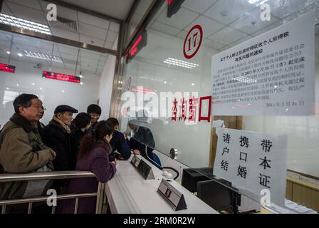 Bildnummer : 59464325 Datum : 01.04.2013 Copyright : imago/Xinhua (130401) -- PÉKIN, 1 avril 2013 (Xinhua) -- les citoyens font la queue pour se renseigner sur la nouvelle politique de transaction de logement au sixième bureau des impôts du bureau local des impôts du district de Chaoyang le premier jour ouvrable après que le gouvernement de Pékin a annoncé des restrictions détaillées de propriété à Beijing, capitale de Pékin, le 1 avril 2013. Le gouvernement municipal de Pékin a énoncé le 30 mars des règles détaillées visant à refroidir le marché immobilier à la suite du nouveau plan réglementaire du gouvernement central plus tôt ce mois-ci. Adultes célibataires avec un permanent Banque D'Images