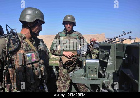 Bildnummer : 59467102 Datum : 02.04.2013 Copyright : imago/Xinhua (130402) -- JAWZJAN, 2 avril 2013 (Xinhua) -- des soldats de l'armée nationale afghane vérifient les armes d'un véhicule militaire pendant leur entraînement dans un centre d'entraînement dans la province de Jawzjanon, au nord de l'Afghanistan, le 2 avril 2013. Le gouvernement afghan et la Mission de formation de l'OTAN en Afghanistan (NTM-A) ont intensifié leurs efforts pour former et équiper la police et l'armée afghanes après que la Force internationale d'assistance à la sécurité (FIAS) dirigée par l'OTAN eut transféré les responsabilités en matière de sécurité aux forces de sécurité afghanes, ce qui faisait partie d'un processus qui s'est déroulé jusqu'en 2014 Banque D'Images
