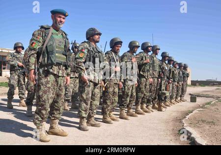 Bildnummer : 59467101 Datum : 02.04.2013 Copyright : imago/Xinhua (130402) -- JAWZJAN, 2 avril 2013 (Xinhua) -- des soldats de l'armée nationale afghane montent la garde pendant leur entraînement dans un centre d'entraînement dans la province de Jawzjanon, dans le nord de l'Afghanistan, le 2 avril 2013. Le gouvernement afghan et la Mission de formation de l'OTAN en Afghanistan (NTM-A) ont intensifié leurs efforts pour former et équiper la police et l'armée afghanes après que la Force internationale d'assistance à la sécurité (FIAS) dirigée par l'OTAN eut transféré les responsabilités en matière de sécurité aux forces de sécurité afghanes 2014 Banque D'Images