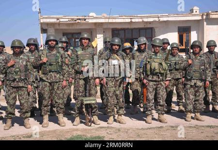 Bildnummer : 59467100 Datum : 02.04.2013 Copyright : imago/Xinhua (130402) -- JAWZJAN, 2 avril 2013 (Xinhua) -- des soldats de l'armée nationale afghane montent la garde pendant leur entraînement dans un centre d'entraînement dans la province de Jawzjanon, dans le nord de l'Afghanistan, le 2 avril 2013. Le gouvernement afghan et la Mission de formation de l'OTAN en Afghanistan (NTM-A) ont intensifié leurs efforts pour former et équiper la police et l'armée afghanes après que la Force internationale d'assistance à la sécurité (FIAS) dirigée par l'OTAN eut transféré les responsabilités en matière de sécurité aux forces de sécurité afghanes 2014 Banque D'Images