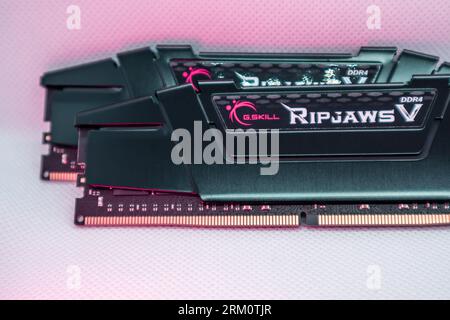 Kiev, Ukraine - 05 janvier 2022 : modules de mémoire DDR4 DRAM série G.Skill Ripjaw V en lumière rouge. Puces RAM de l'ordinateur gros plan sur blanc. PC de bureau mem Banque D'Images