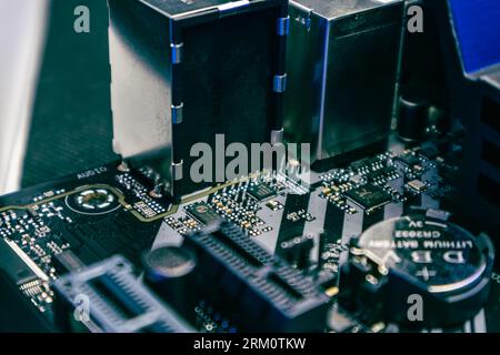 Kyiv, Ukraine - 05 janvier 2022 : puces et sockets de carte mère PC moderne d'ASUS TUF Gaming. Gros plan en bleu des composants du jeu de puces Banque D'Images