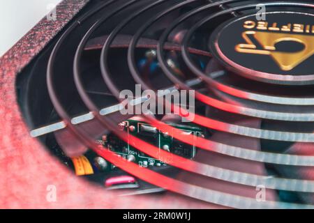 Kiev, Ukraine - 05 janvier 2022 : ventilateur de refroidissement Chieftec pour bloc d'alimentation de bureau gros plan. Ventilateur de refroidisseur noir avec maille métallique, détails de matériel PC Banque D'Images