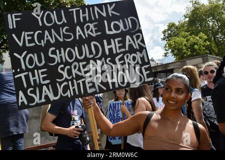Londres, Angleterre, Royaume-Uni. 26 août 2023. Un manifestant tient une pancarte au rassemblement de Marble Arch. Des groupes de défense des droits des animaux de tout le pays ont défilé de Marble Arch à Parliament Square pour soutenir le bien-être animal. (Image de crédit : © Thomas Krych/ZUMA Press Wire) USAGE ÉDITORIAL SEULEMENT! Non destiné à UN USAGE commercial ! Crédit : ZUMA Press, Inc./Alamy Live News Banque D'Images